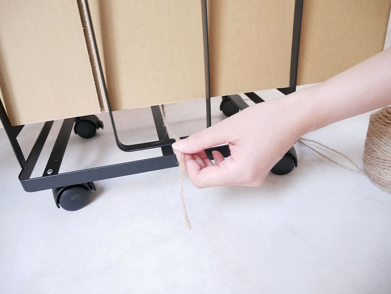 YAMAZAKI製タワー型ダンボールストッカー、スチール本体にナイロンキャスター付きの収納家具