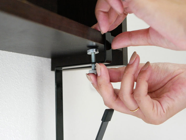 洗面戸棚下に設置されたタワータンブラーホルダー