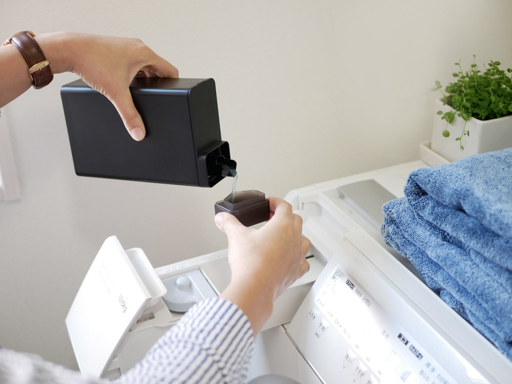 towerブランドの詰め替え用ランドリーボトル。約700mlのABS樹脂製容器とポリプロピレンキャップを備えた家庭用洗濯ボトル