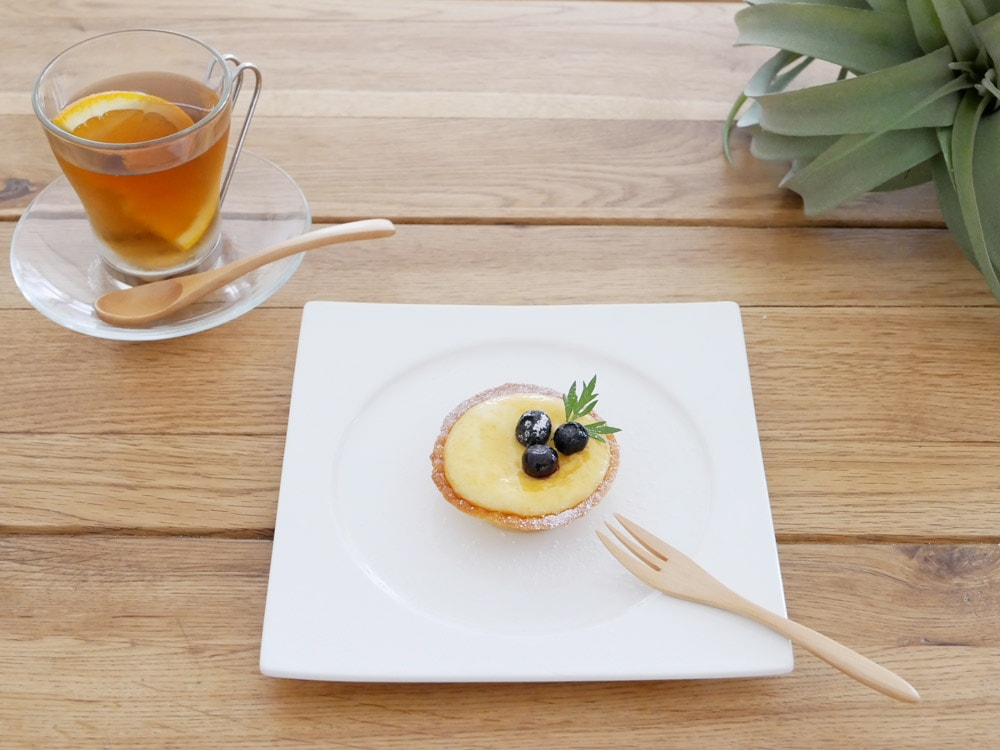 SALUS/セイラスの天然木製白木カトラリーセット。130mmのコーヒースプーンと175mmのデザートフォークが食卓に美しく並べられています。