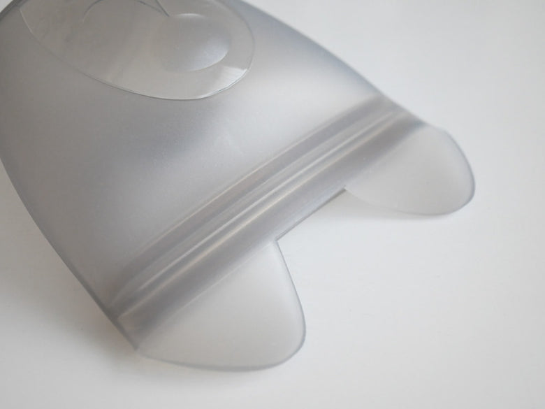 Zip Topブランドのベビースナック用シリコーン製透明容器、118mlの容量表示付きアメリカ製