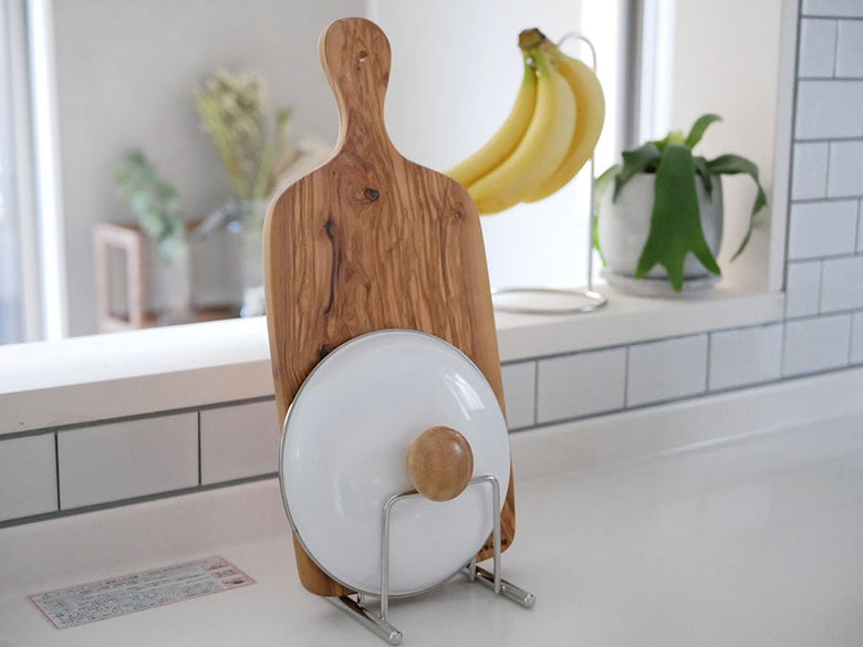 SALUS（セイラス）のデイリーまな板スタンドにカッティングボードと果物が置かれたキッチン