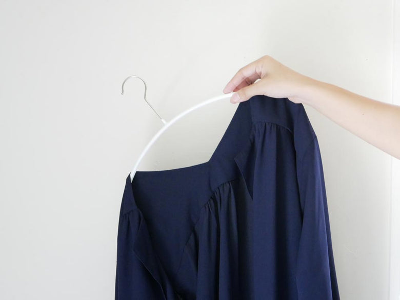 MAWAのエコノミックハンガーにセーターが掛かっている