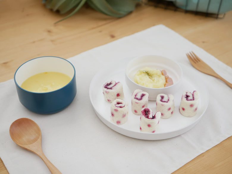 タックキッズ用プレートに盛られた食事