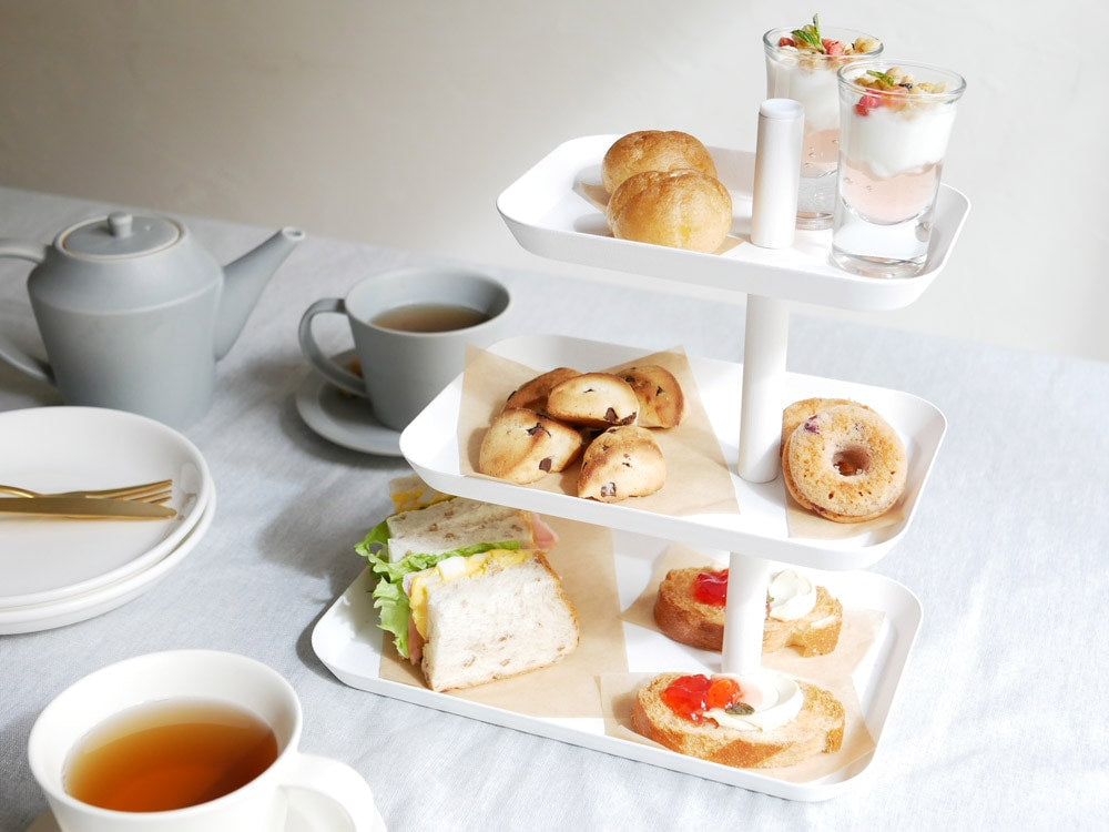 タワー3段キッチントレーに食器が載っています