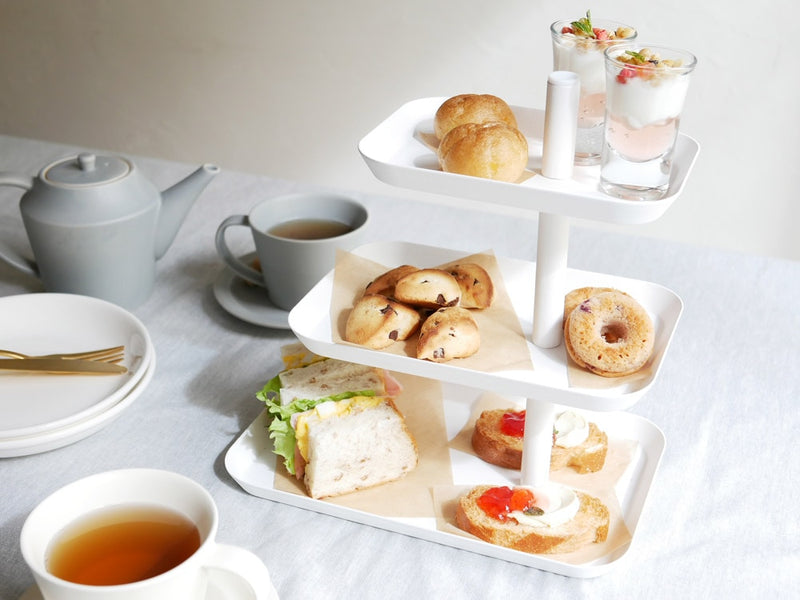 タワー3段キッチントレーに食器が載っています