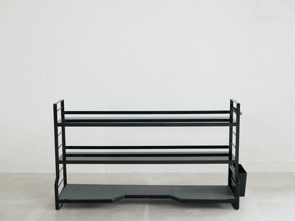 YAMAZAKI/towerのスチール製コンロ奥ラック。幅79cm、高さ46cmの複数棚が備わったキッチン用シェルビング