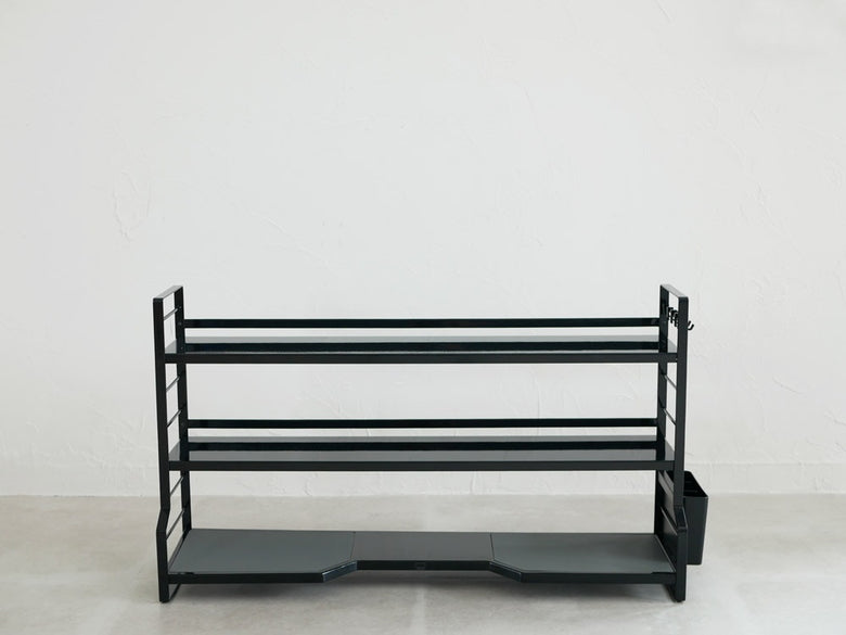 YAMAZAKI/towerのスチール製コンロ奥ラック。幅79cm、高さ46cmの複数棚が備わったキッチン用シェルビング