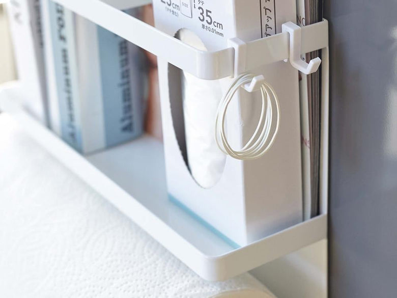 スチール製マグネットキッチンペーパーホルダーが棚に設置されています