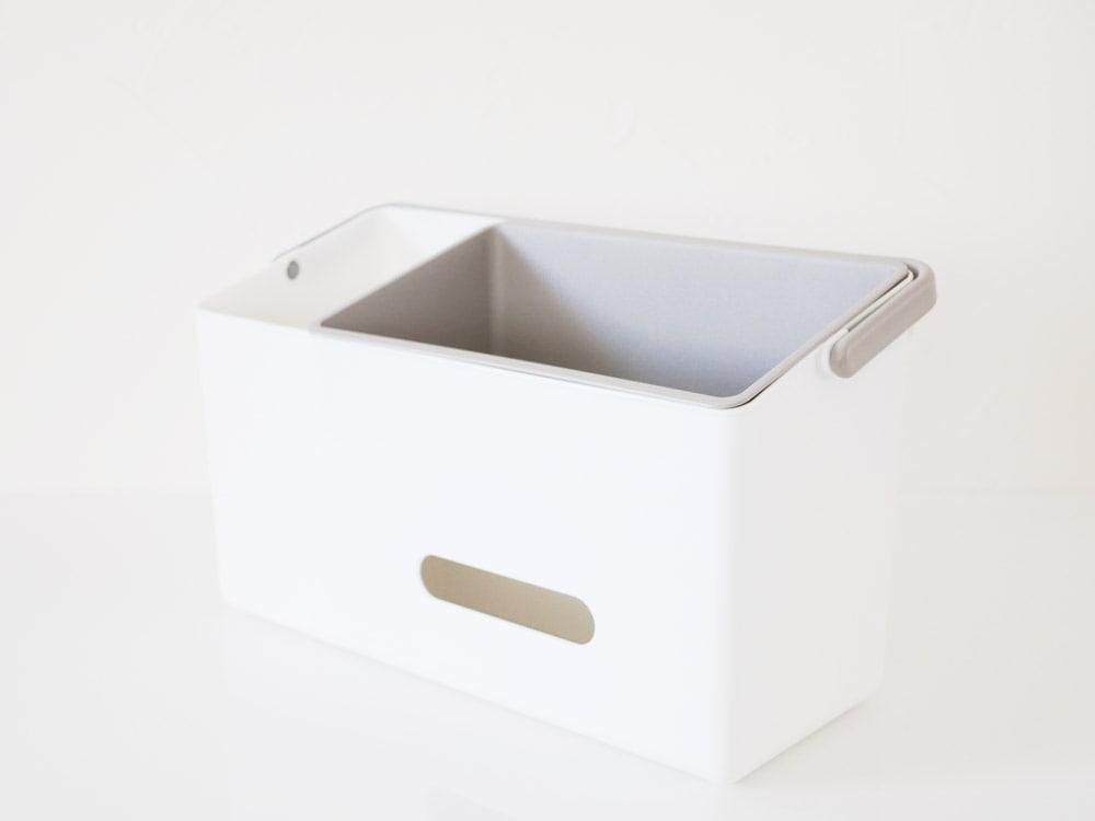 ライクイットのプラスチック製デイリーケアオーガナイザー。持ち手付き