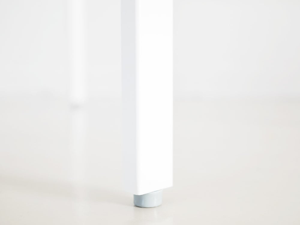 白色のYAMAZAKIタワー製ゴミ箱上ラック。スチール本体に天然木のハンガーバー付き