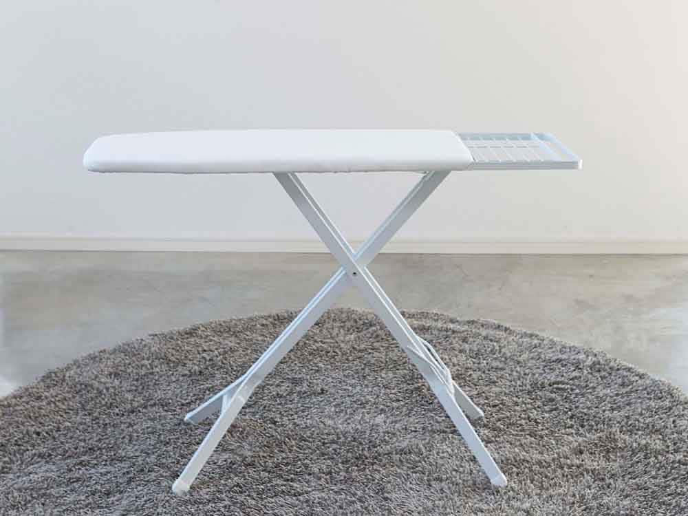 YAMAZAKI toscaの【tower/トスカ】スタンド式アイロン台とリネン、折りたたみテーブルが配置されたセットの画像