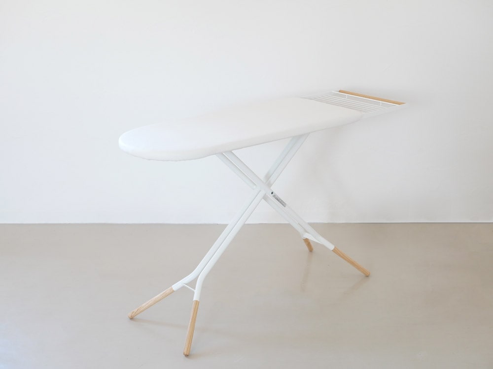 YAMAZAKI/toscaスタンド式アイロン台、麻綿の表面布と天然木の脚を備えた幅117cmの製品