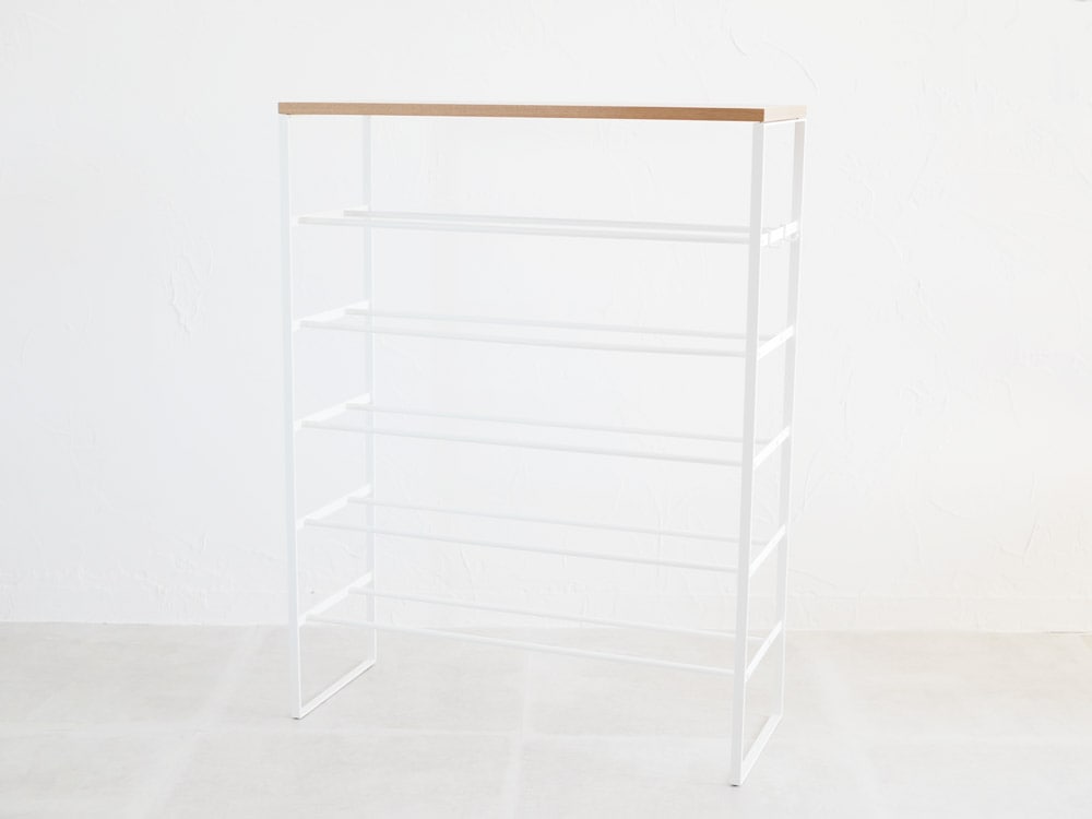 YAMAZAKI/towerの天板付きシューズラック。スチール製のシェルフと天然木化粧板を備えた高さ87cmのシェルビングユニット