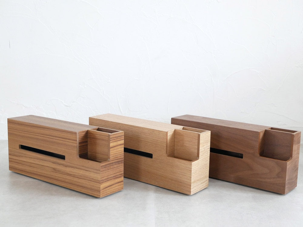 BRIDブランドの木製ウッドティッシュケース。突板とMDFを使用し、仕切り板が取り外し可能なオフィス用品