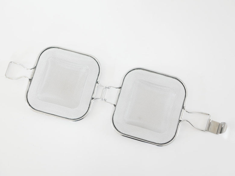 シルバートレイにキッチン用具とプラスチック食品保存容器