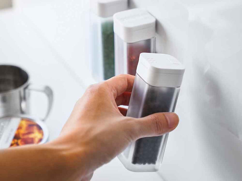 黒のタワーマグネットスパイスボトル L