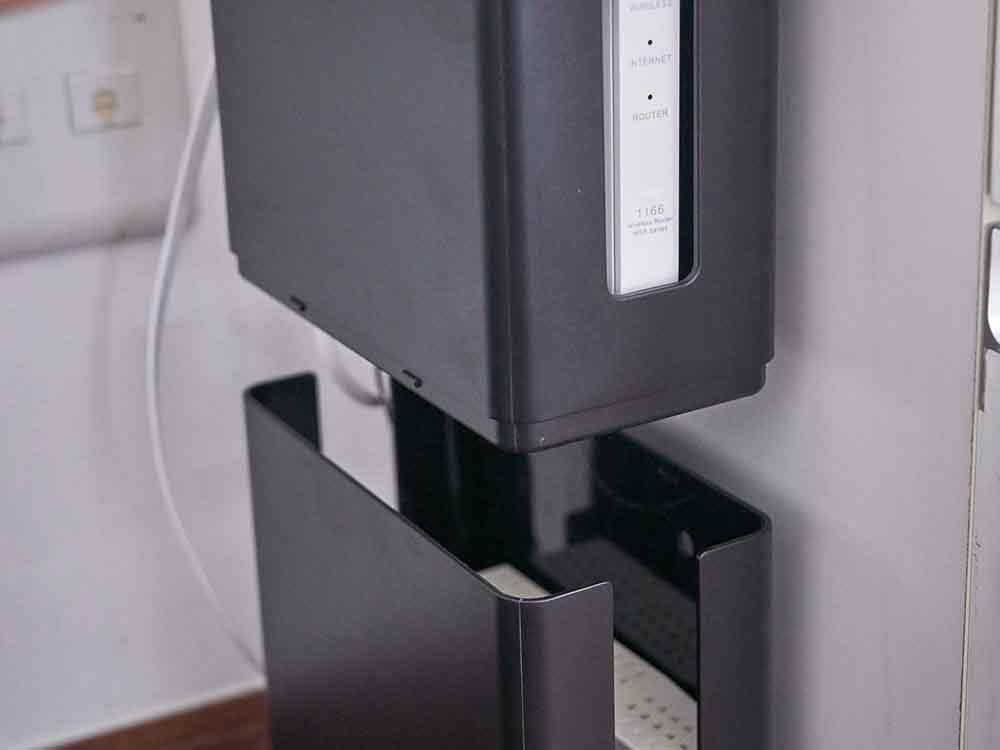 重ねられるスリムなルーター収納ケース