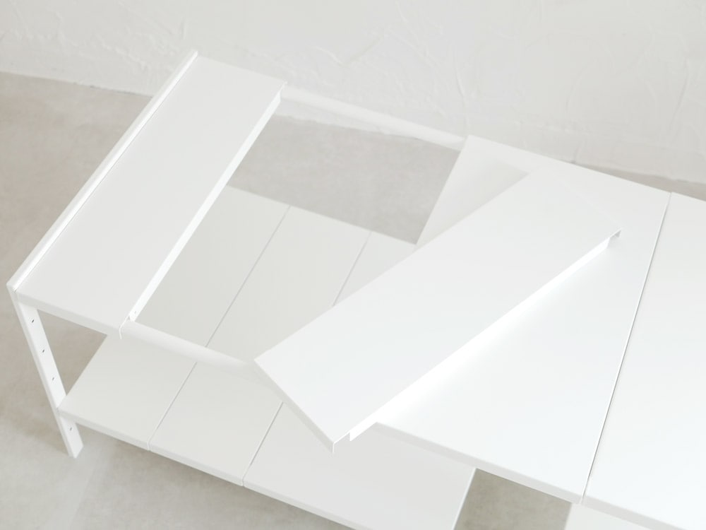 灰色スチール製の2段伸縮シンク下ラック