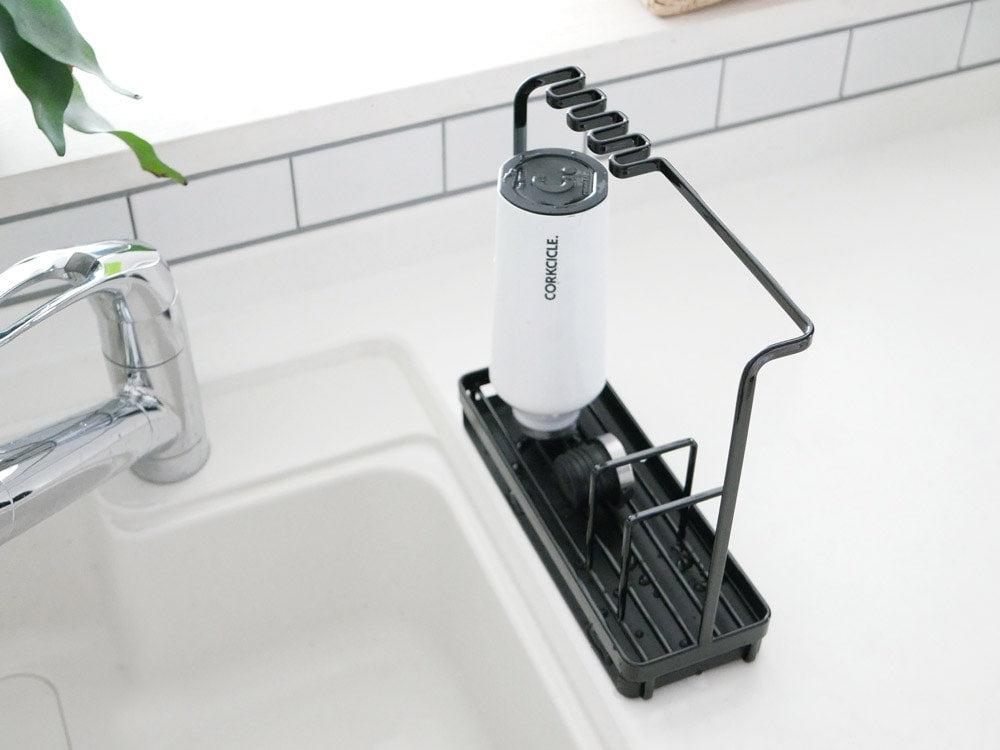 スポンジと掃除用具が掛かったタワースタンド