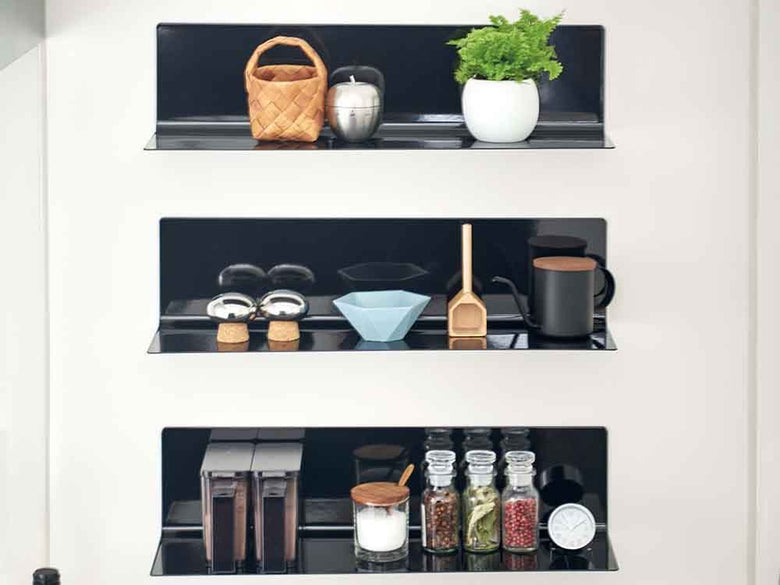 マグネットキッチン棚に食器が並んだ様子