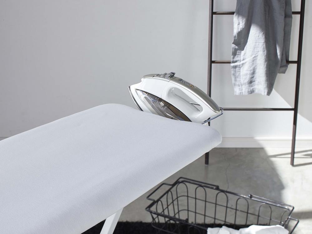 タワー軽量スタンド式アイロン台とアイロン