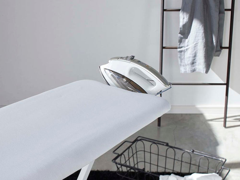 タワー軽量スタンド式アイロン台とアイロン