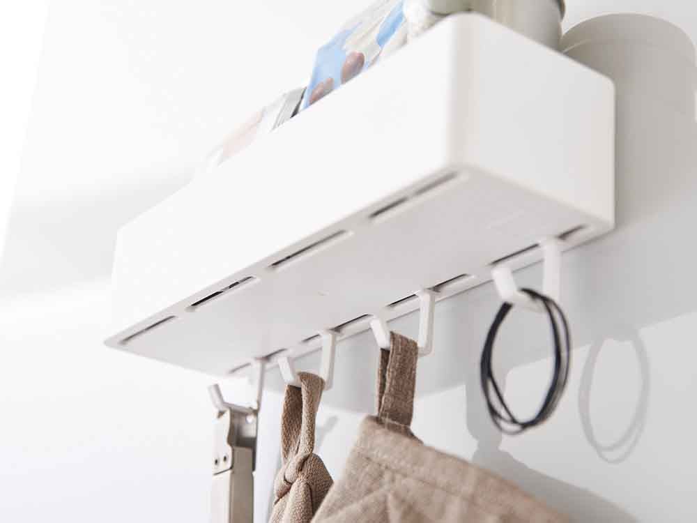 ヤマザキタワーのマグネット収納ラックとハンガー