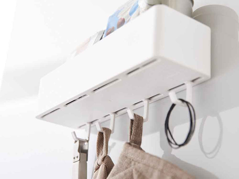 ヤマザキタワーのマグネット収納ラックとハンガー