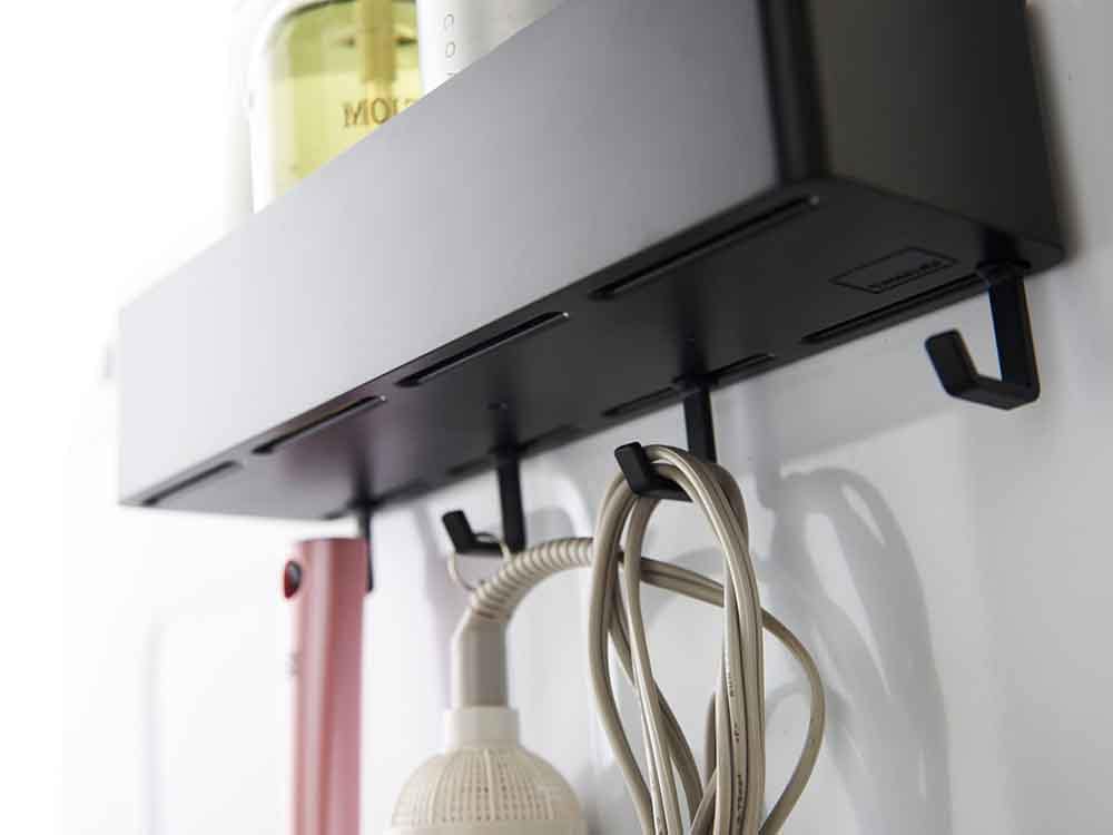 シルバーのマグネットストレージラックが棚に設置されている