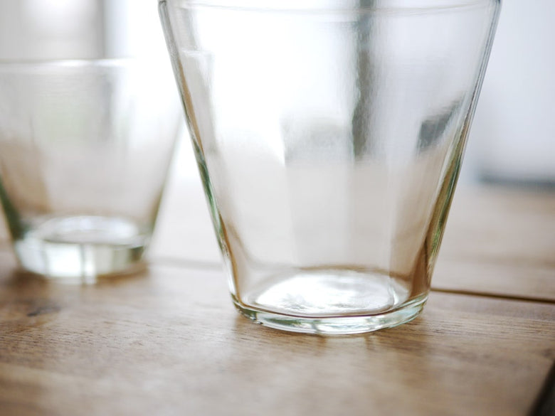 Horn Pleaseの手作りリサイクルガラスグラスセット。ハイボール、パイント、オールドファッションドグラスが並んでいる様子