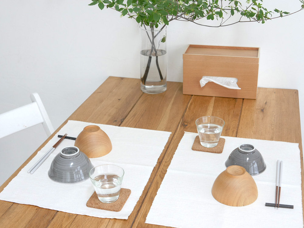 ホーンプリーズのリサイクルガラスリューズティーグラスが木のテーブル上に並べられている写真