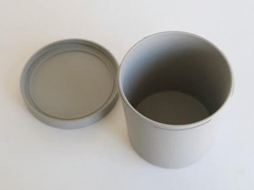 志成販売のホーンプリーズECOキャニスター、銀色の円筒型プラスチック製容器と蓋がセットになった保存用キャニスター