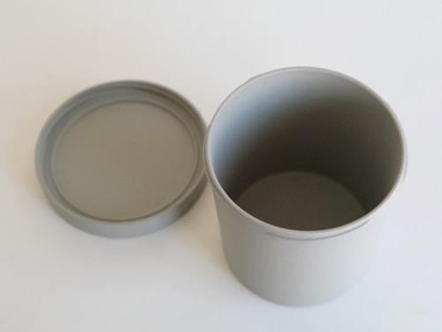 ホーンプリーズのECOキャニスター。シルバー色の円筒形で、プラスチックと金属素材を使用した保存容器。