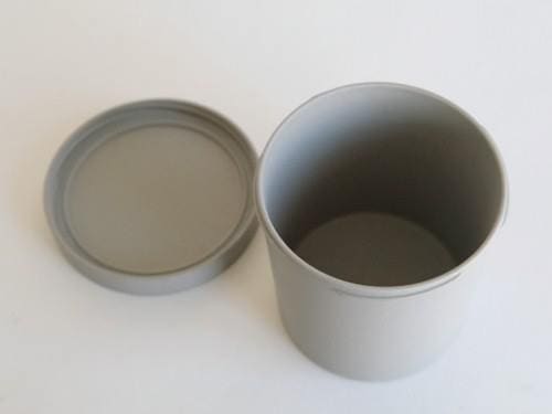 ホーンプリーズ ECOキャニスターの銀色円筒形プラスチック容器と蓋