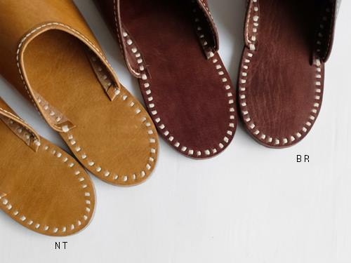 ブラウンレザーのストラップ付きリネンステッチスリッパ