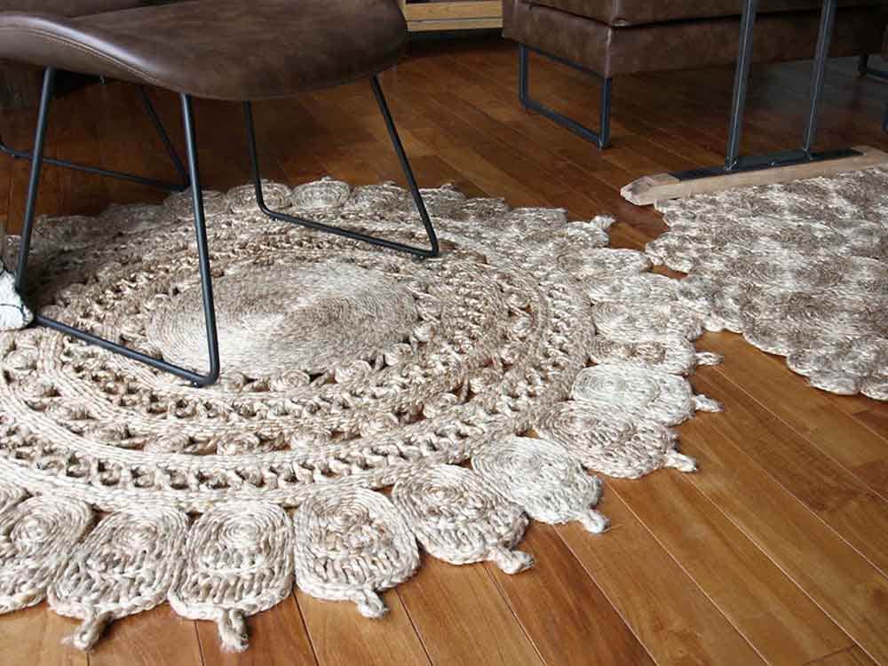 アデペシュPUNISHラウンジチェアと木製床の装飾