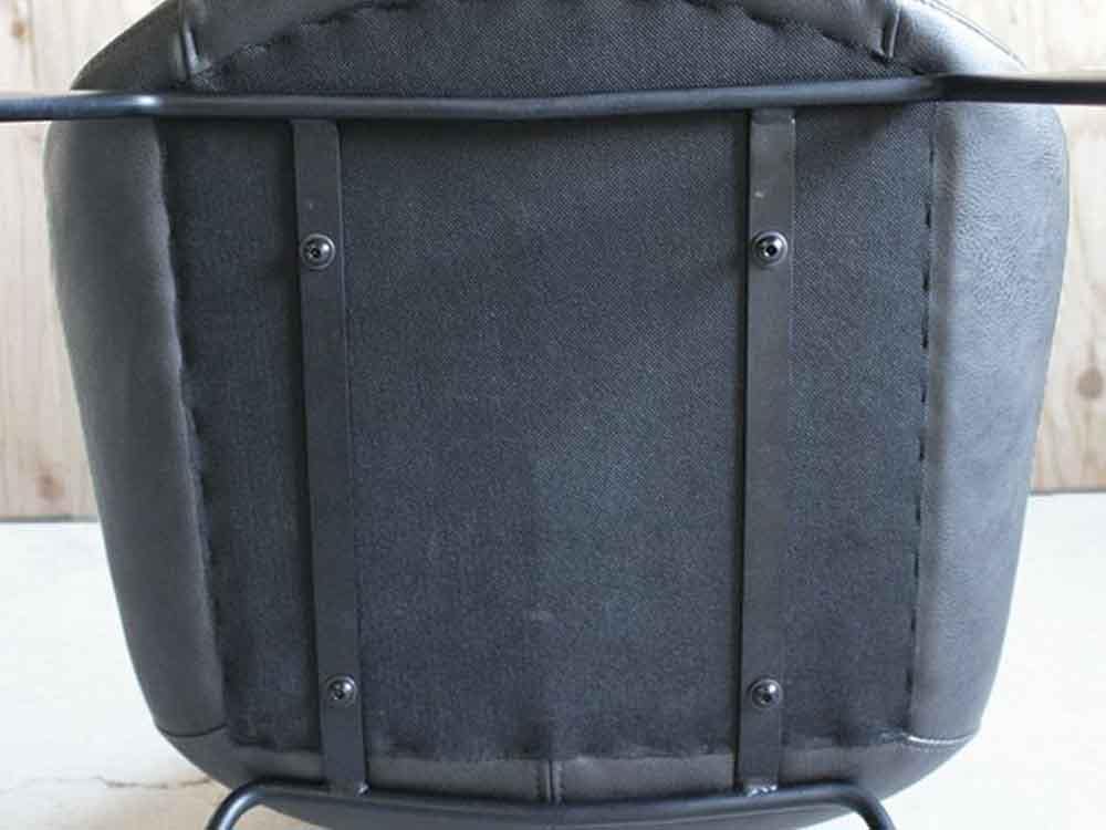 レザーとスチールのアデペシュPUNISHウィングチェア