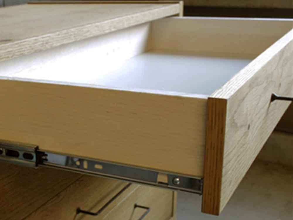 アデペシュのオーク製4ドロワーチェスト