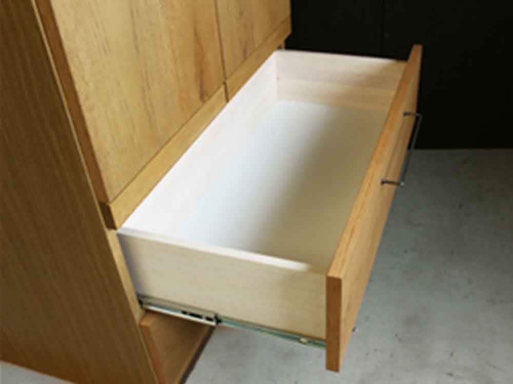 オーク無垢材の2ドアワードローブと引き出し