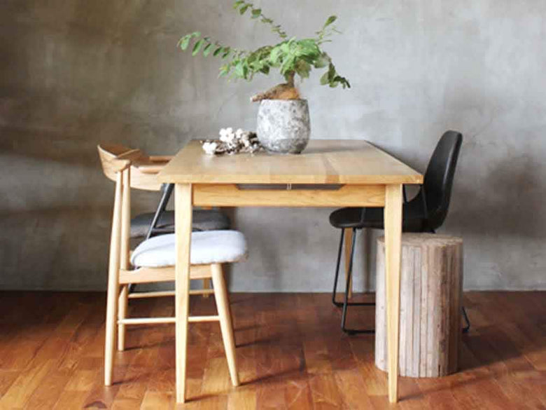 オーク無垢のダイニングテーブルと椅子