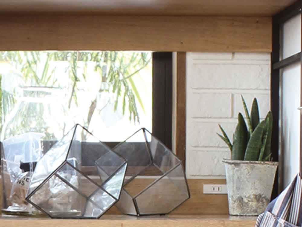 オーク無垢と透明ガラスのキッチンボード