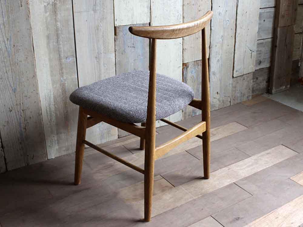 オーク無垢材のチャコールグレイヘリンボンダイニングチェア