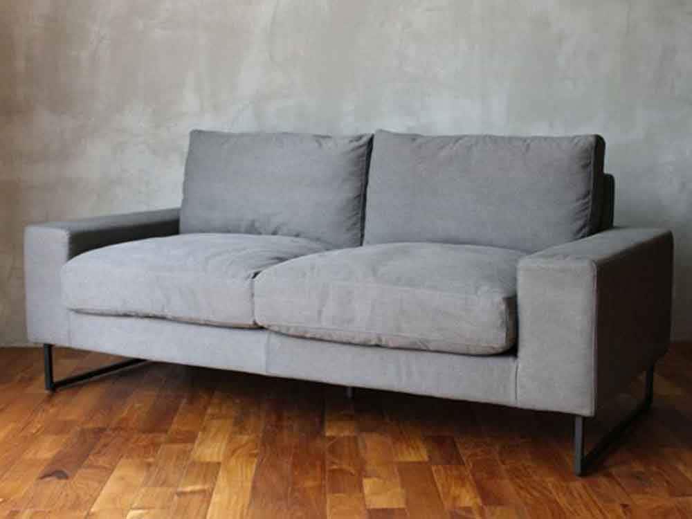 リビングルームに置かれたグレーのソファベッド