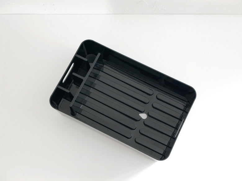 YAMAZAKI/towerの水切りバスケット。ABS樹脂製のプラスチックトレイとシリコン蓋がセットになったキッチン用サービングトレイ