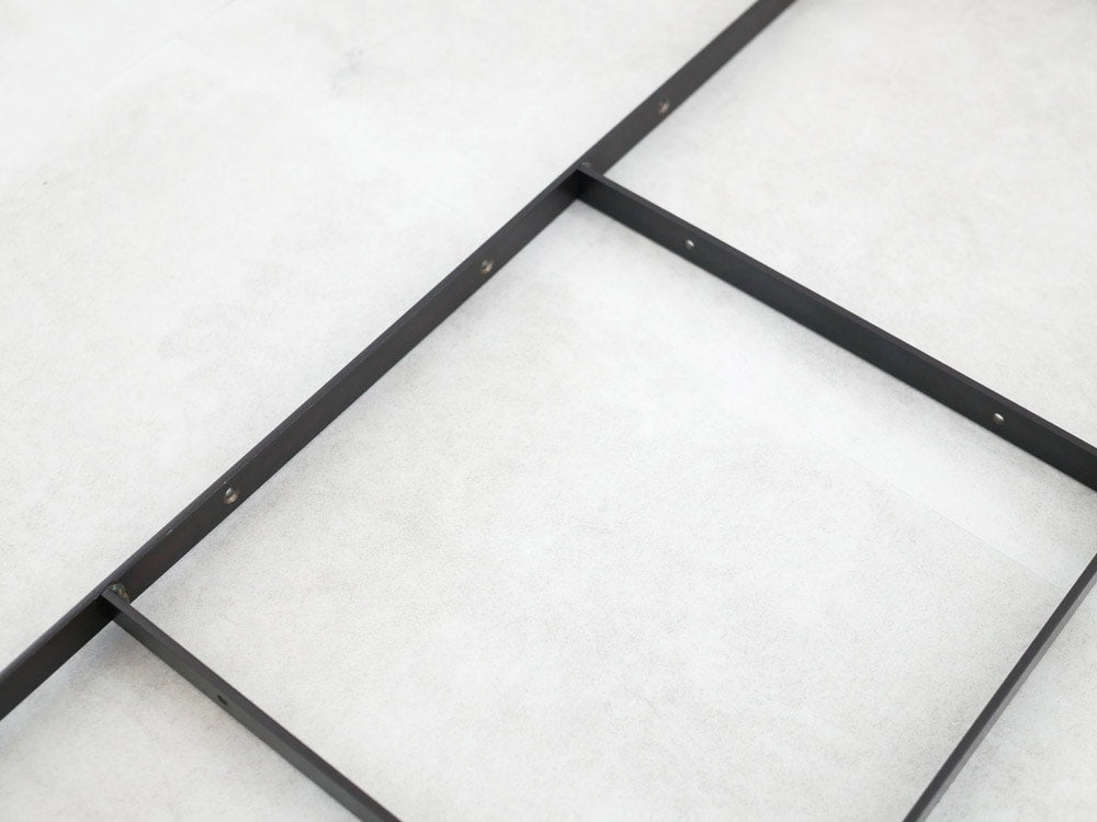 グレーとシルバーの黒皮鉄製シェルフブラケット