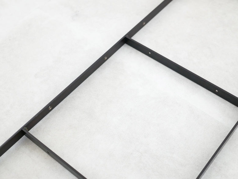 グレーとシルバーの黒皮鉄製シェルフブラケット