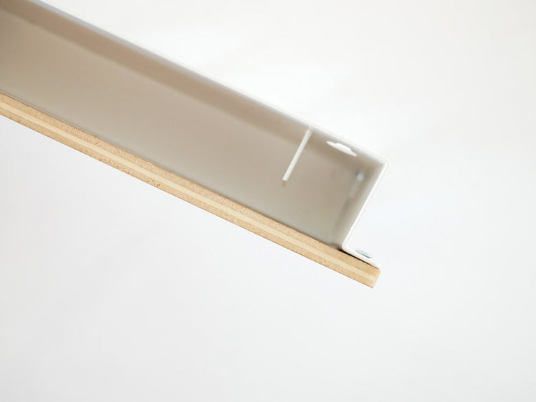 銀色のマグネットキーフックホルダーが壁に取り付けられている様子