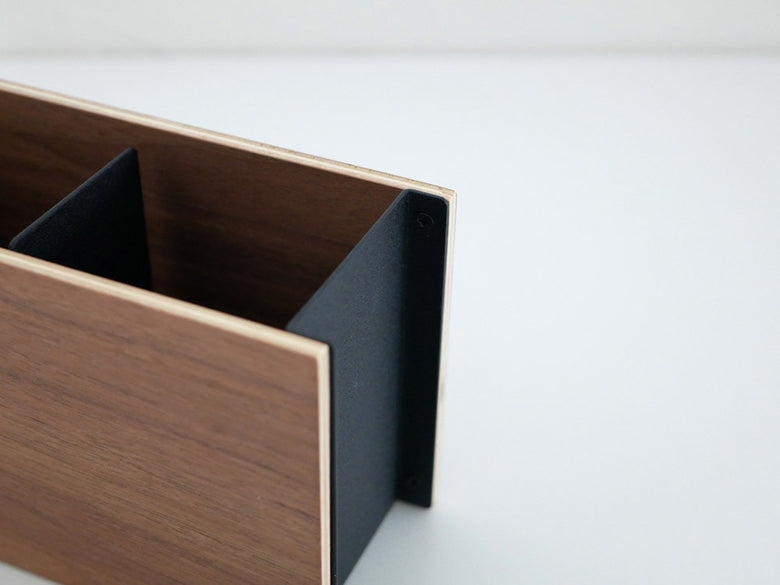 YAMAZAKI/RINの木製ペン＆リモコンラック。スチールと天然木合板を使用した幅25cm、高さ10.2cmの収納キャビネット