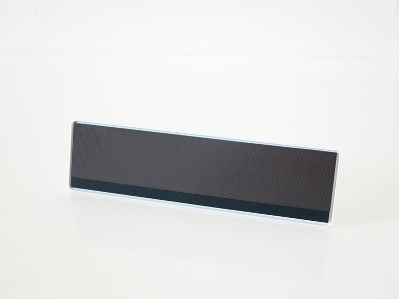 YAMAZAKI/towerのスチール製マグネットバスルームフックが浴室の平らな壁面に磁石で取り付けられている様子